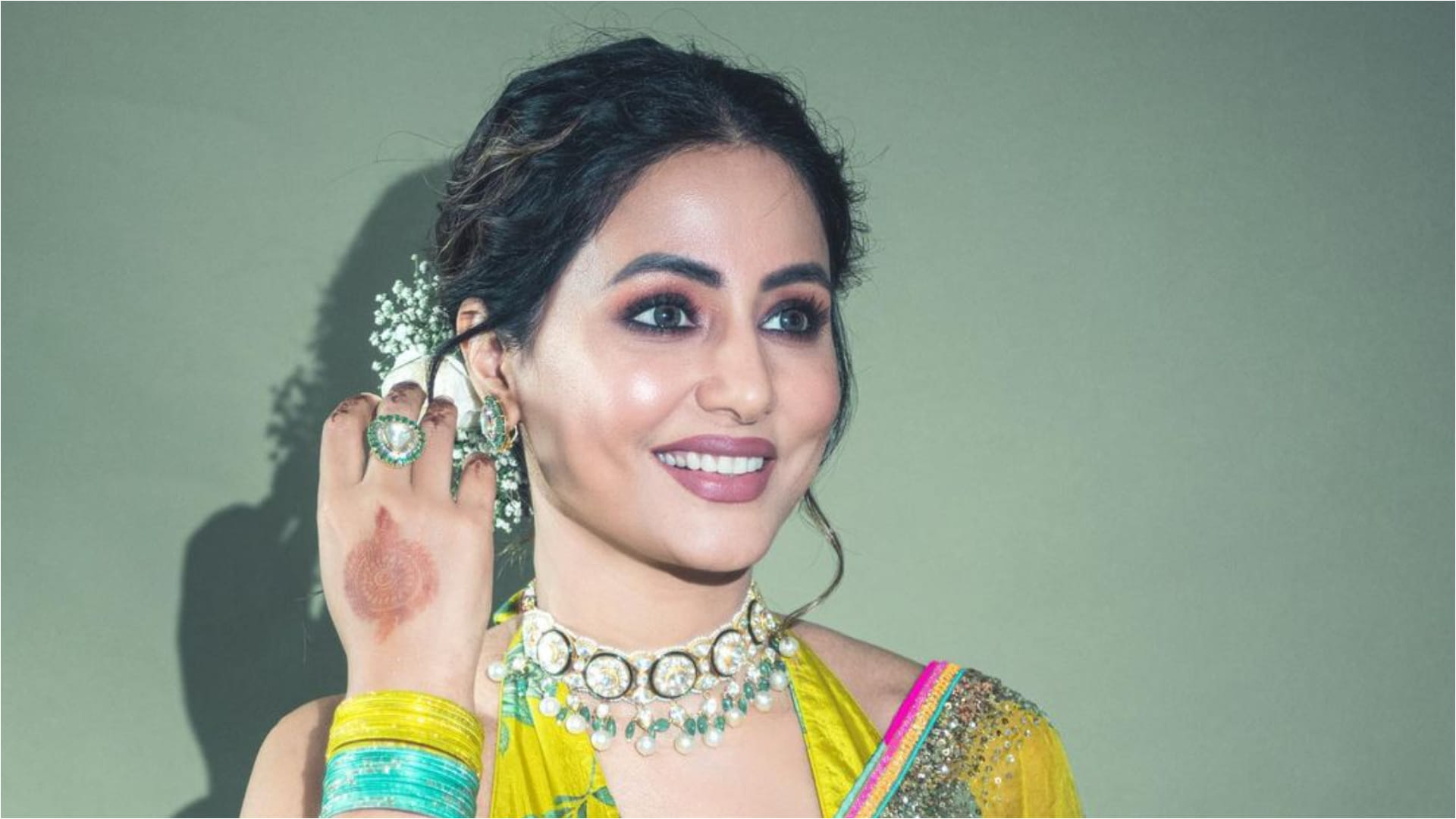 hina khan plunging neckline blouse with floral saree attend wedding