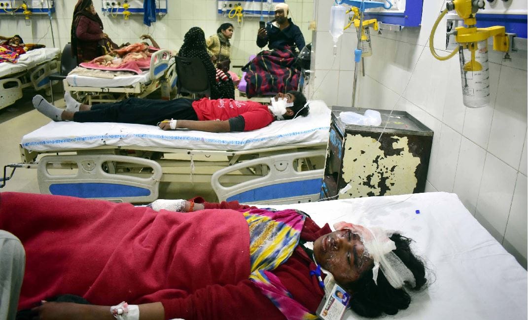 Bus overturned in Prayagraj two students of jaunpur died 83 people were seated on 40 seat see photos