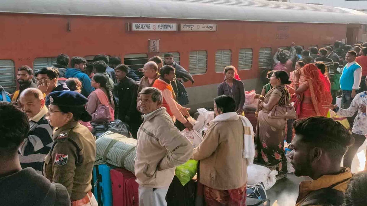 Kanpur: Due to a fault in coach, train stood at the station for two and a half hours