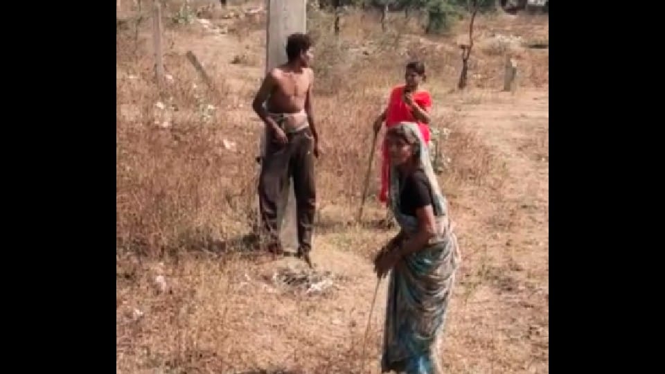 Khandwa: Two women tied a drunkard to a pole and beat him up