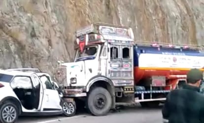 लोहाघाट-पिथौरागढ़ एनएच में लीसा डिपो के पास कार और टैंकर की भिड़ंत।