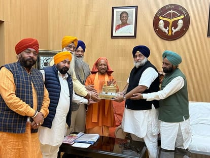 लखनऊ में शनिवार को यूपी के मुख्यमंत्री योगी आदित्यनाथ को श्री हरिमंदिर साहिब की प्रतिकृति भेंट ?