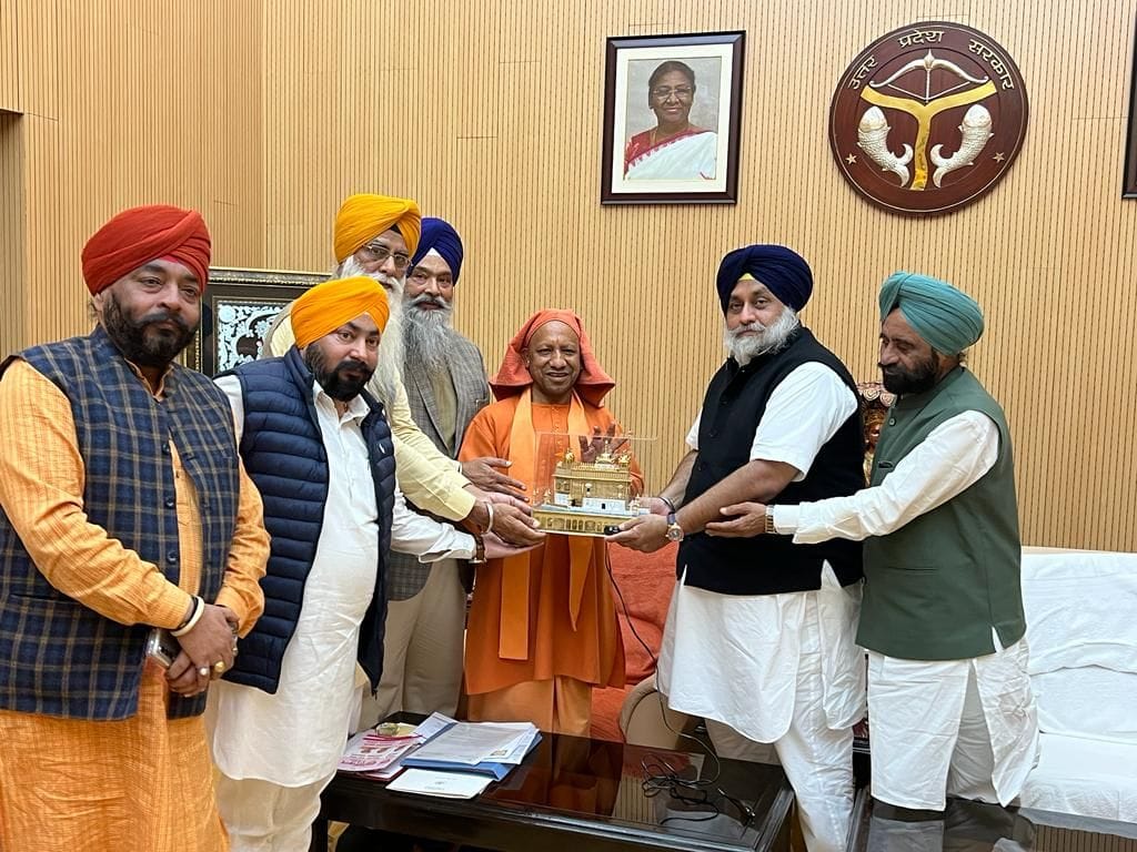 Yogi Adityanath assures to solve pending issues of Sikhs