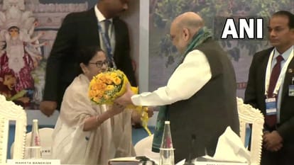 पूर्वी क्षेत्रीय परिषद की बैठक में शाह का स्वागत करतीं ममता बनर्जी