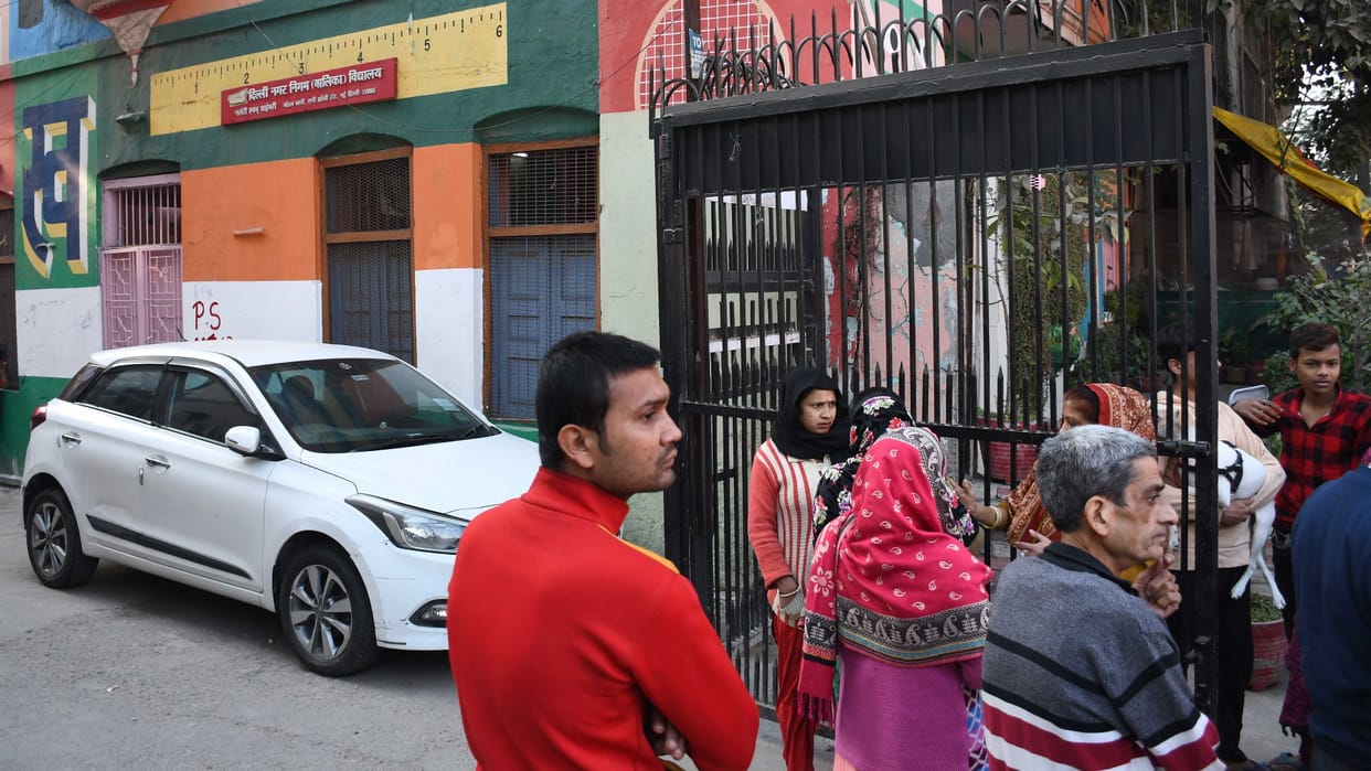 mcd school teacher throws girl in delhi After throwing girl teacher also injured school in-charge