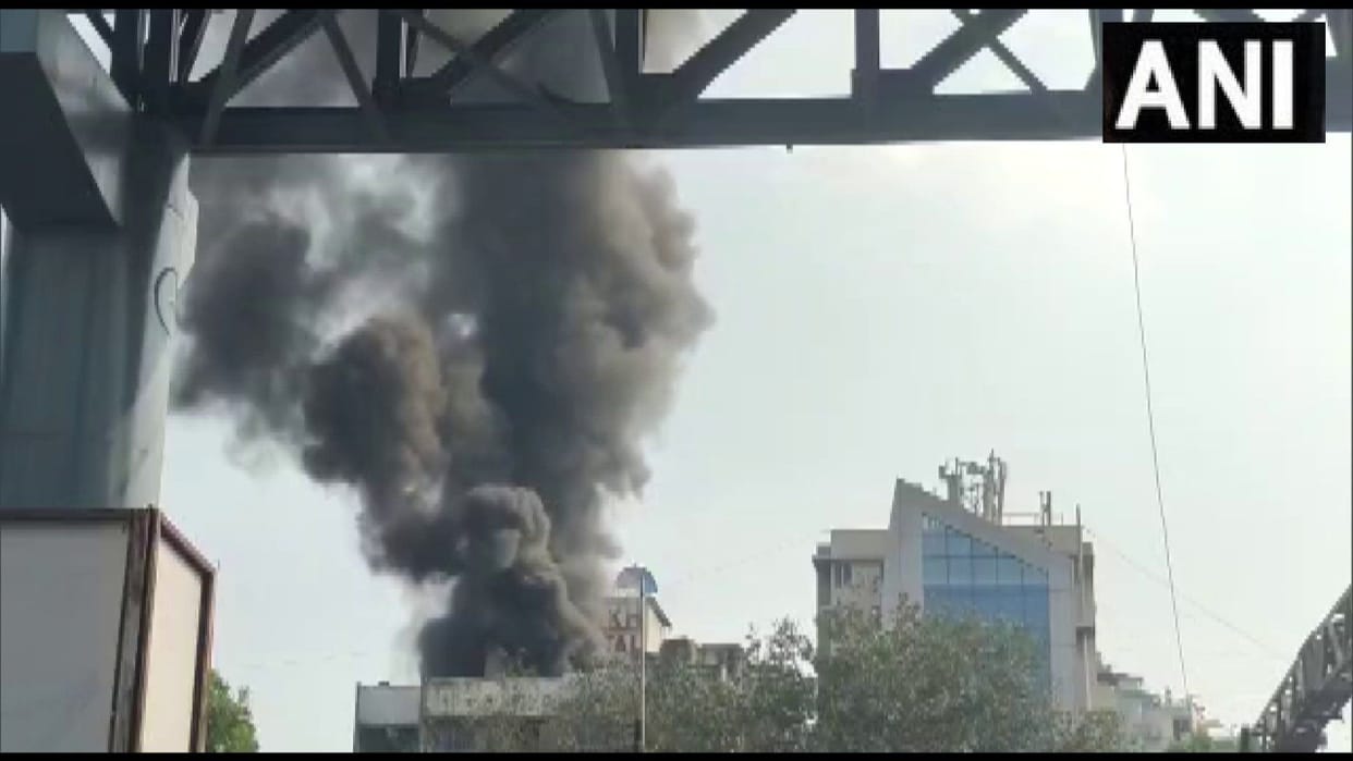 Maharashtra: Fire broke out near Parekh Hospital in Mumbai, eight fire engines on the spot