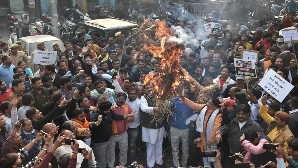 BJP burnt effigy of Pakistan Foreign Minister Bilawal Bhutto in Moradabad District President rajpal singh hand