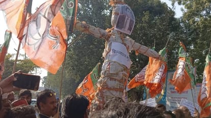 पाकिस्तान के विदेश मंत्री बिलावल भुट्टो का पुतला फूंकते भाजपाई।