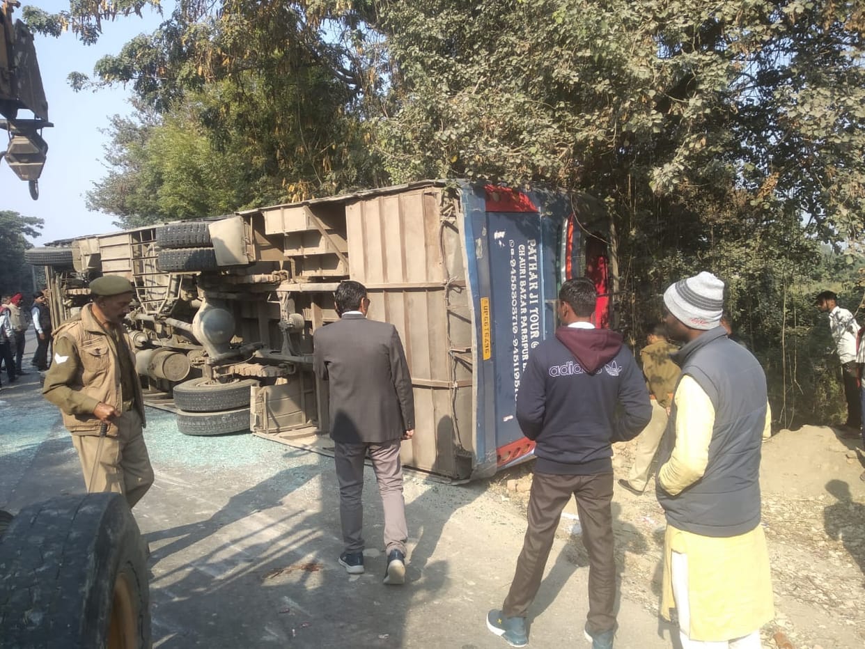 Bus overturned in Prayagraj two students of jaunpur died 83 people were seated on 40 seat see photos