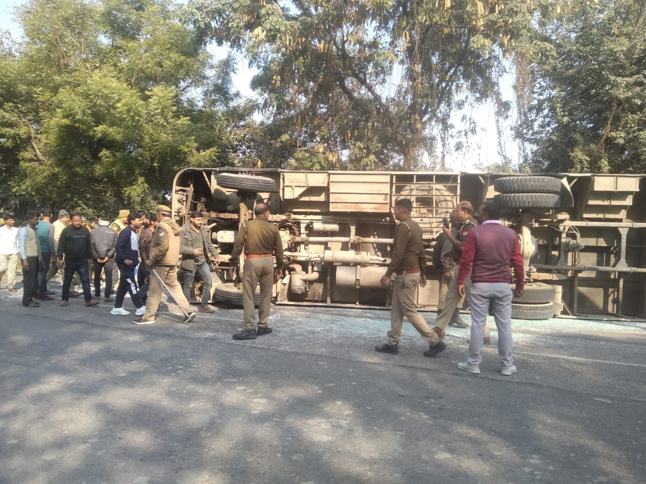 Bus overturned in Prayagraj two students of jaunpur died 83 people were seated on 40 seat see photos