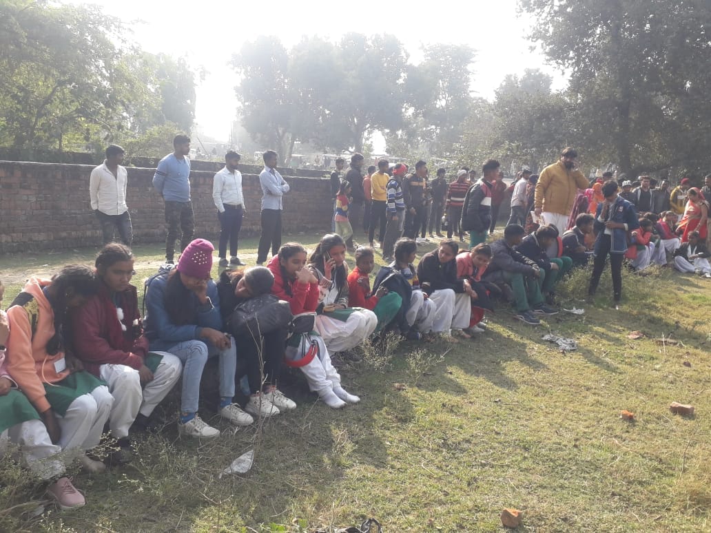 Bus overturned in Prayagraj two students of jaunpur died 83 people were seated on 40 seat see photos