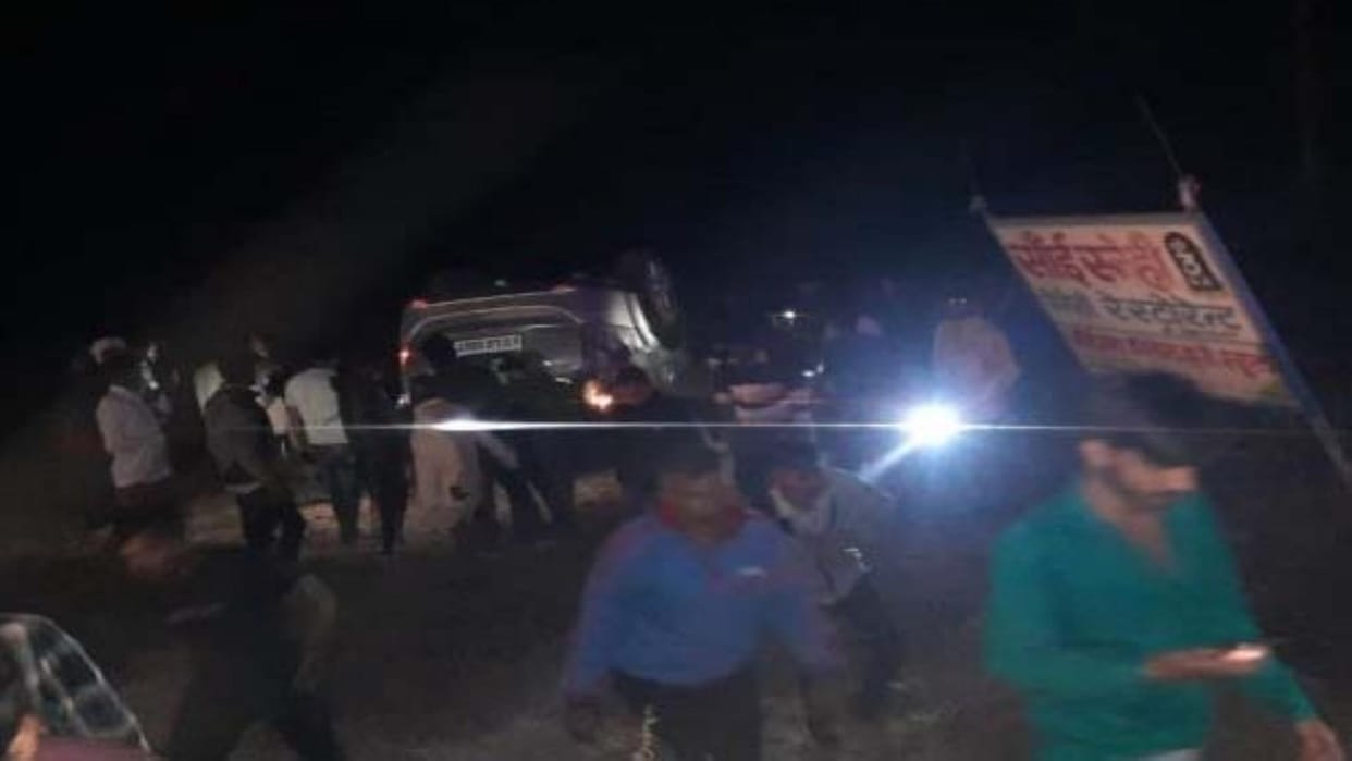 Ujjain car of a family returning after seeing Mahakal Lok overturned one died