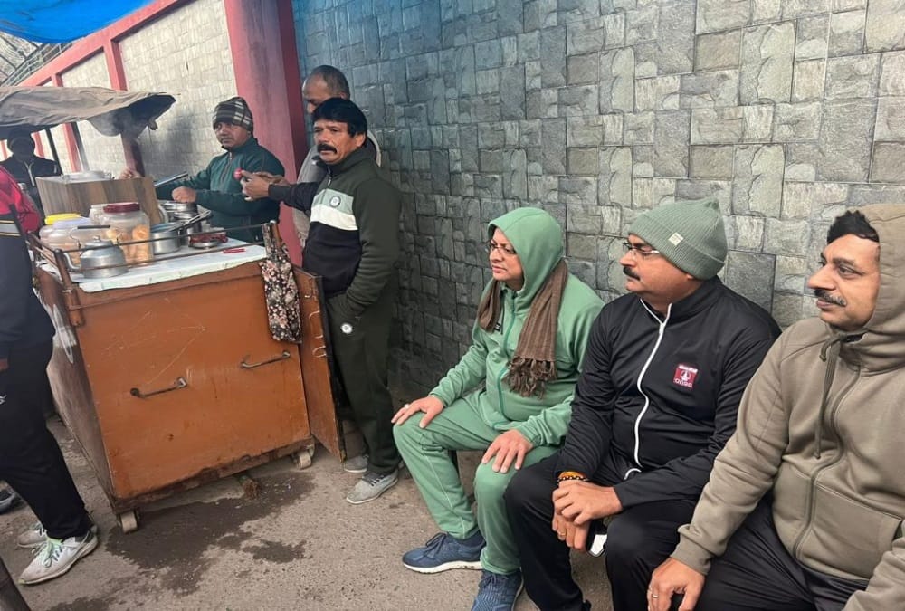 Uttarakhand news: CM pushkar singh dhami drink tea on road during Morning walk in Dehradun