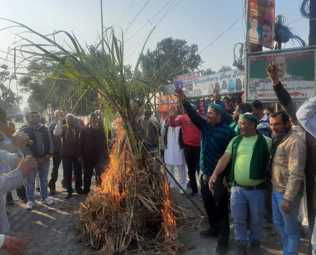 Holi of sugarcane burnt when the price was not declared