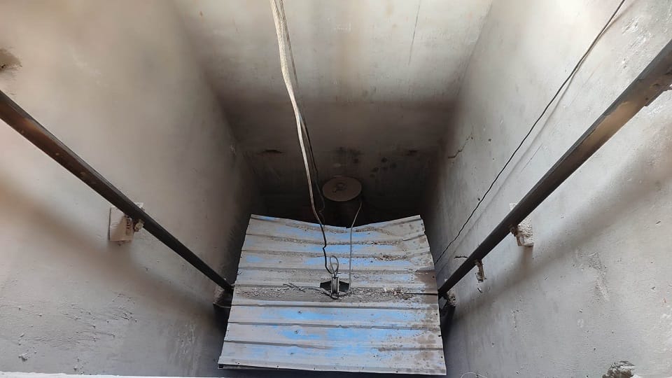 lift of rasik tower apartment Aligarh broken one dead 4 injured