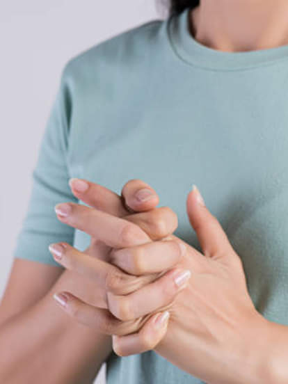 ऐसे छुड़ाएं उंगलियां चटकाने की आदत