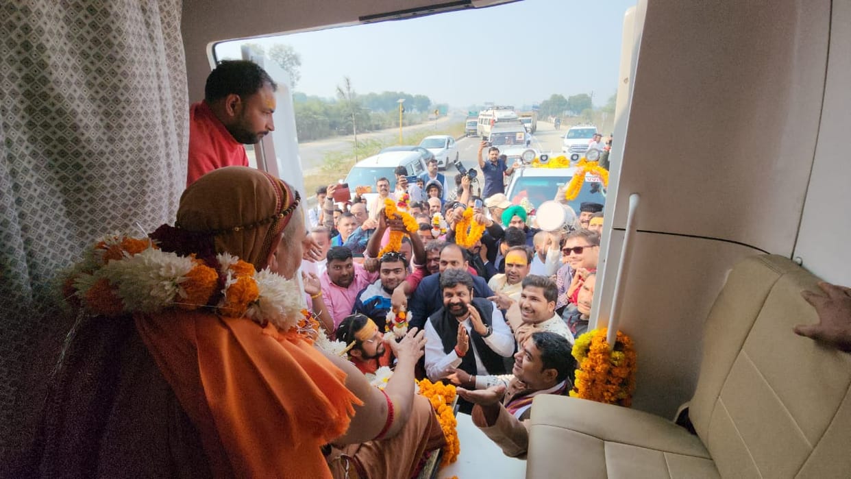 Swami Avimukteshwaranand Saraswati reached Varanasi, welcomed by Minister Dayashankar Mishra