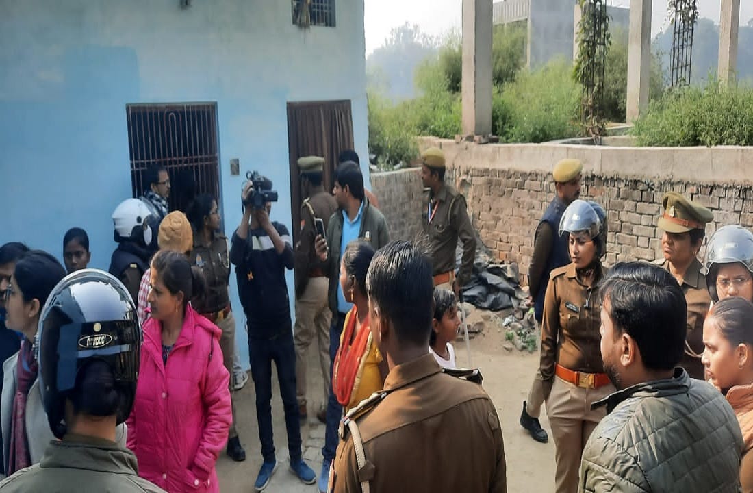 We Will commit self immolation if you come near two sisters threatned police who arrived to free house