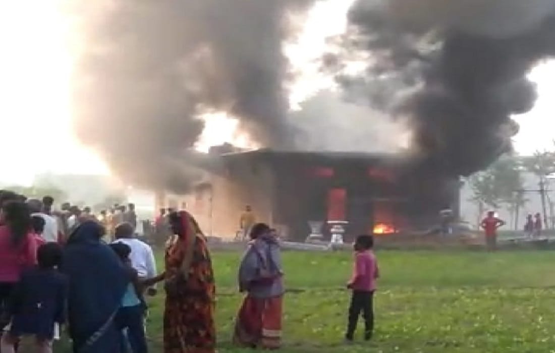 Fire broke out in tent godown due to short circuit in mau goods worth lakhs burnt to ashes