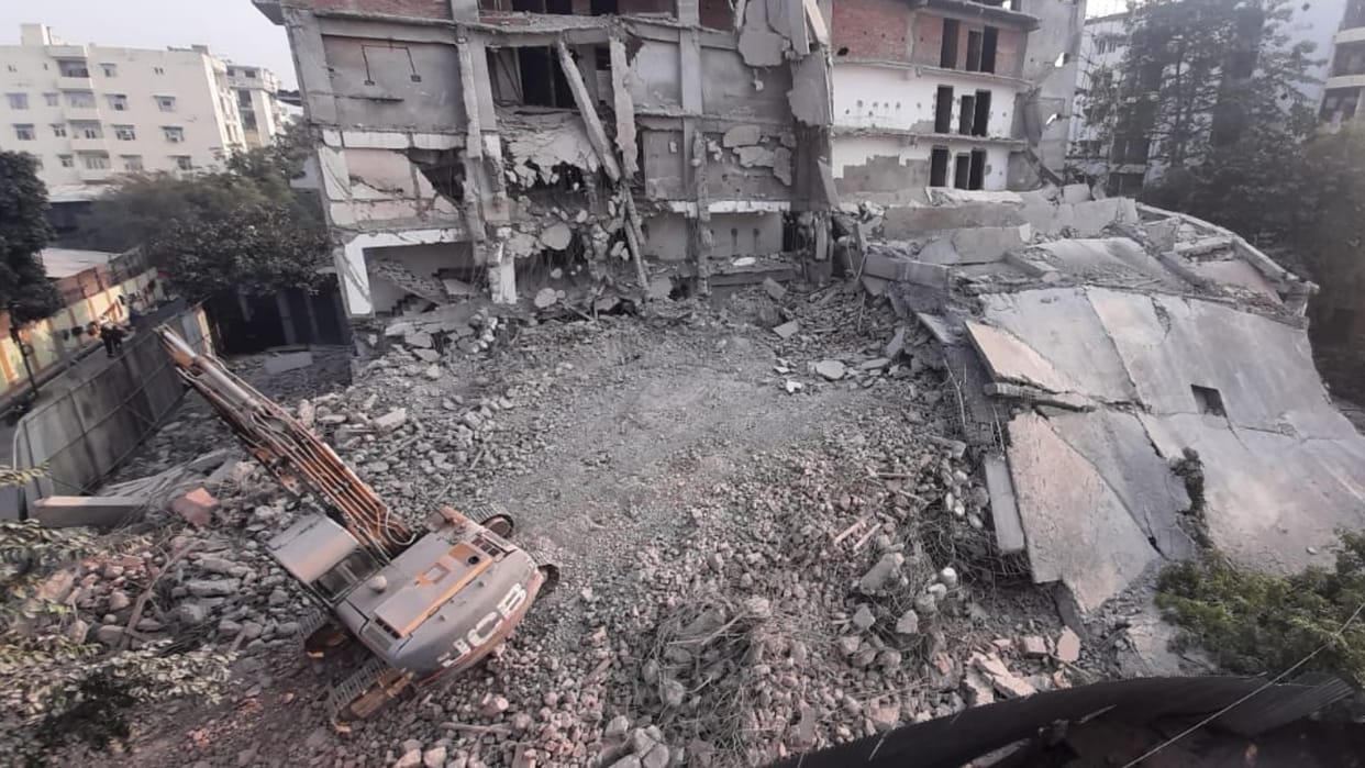 accident during demolition of yazdan apartment in Lucknow.