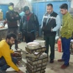 सदर बाजार स्थित मोहम्मद आरिफ की बेकरी में क्रिसमस के लिए तैयार हो रहा केक