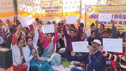 Damoh: Contract health workers wrote letters with blood to CM Shivraj, second day of strike