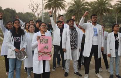 बॉन्ड पालसी के विरोध में नाटक प्रस्तुत करते पीजीआई के एमबीबीएस विद्यार्थी। अमर उजाला
