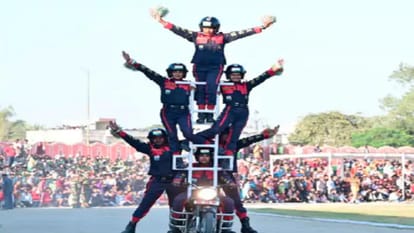 Pyramid Built On Moving Motorcycle Bravery Of BSF Jawans in kota