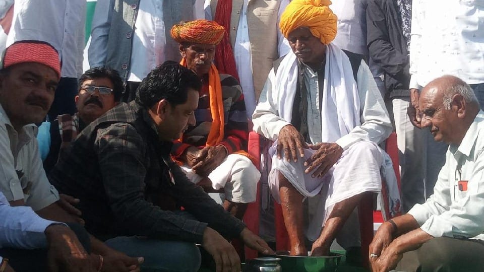Mahakumbh of Village Patels started in Ujjain, started by washing the feet of Sarpanchs