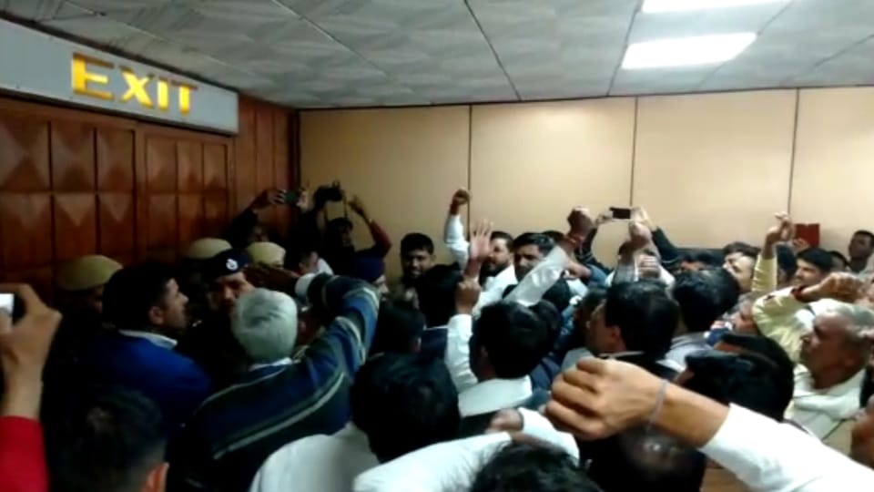 Sarpanchs boycotted program of Panchayat Minister Devendra Babli on reduction of grant in Hisar