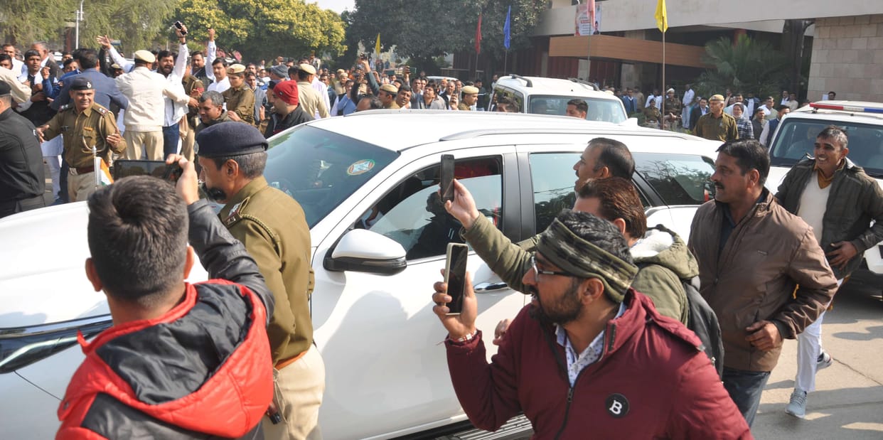 Opposition to e-tendering: In front of Minister Babli, sarpanches raised slogans of government murdabad, people's representative said - If we do not trust, then will the contractor work honestly