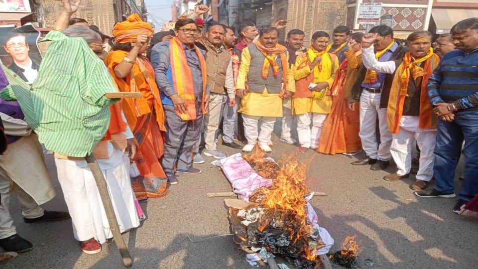 akhil bharat hindu mahasabha protest against film pathan in mathura