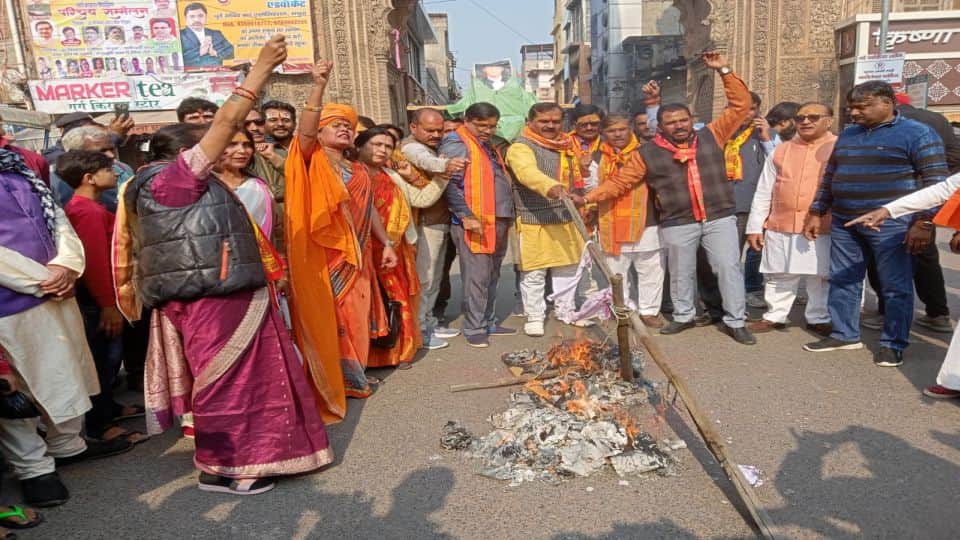 akhil bharat hindu mahasabha protest against film pathan in mathura
