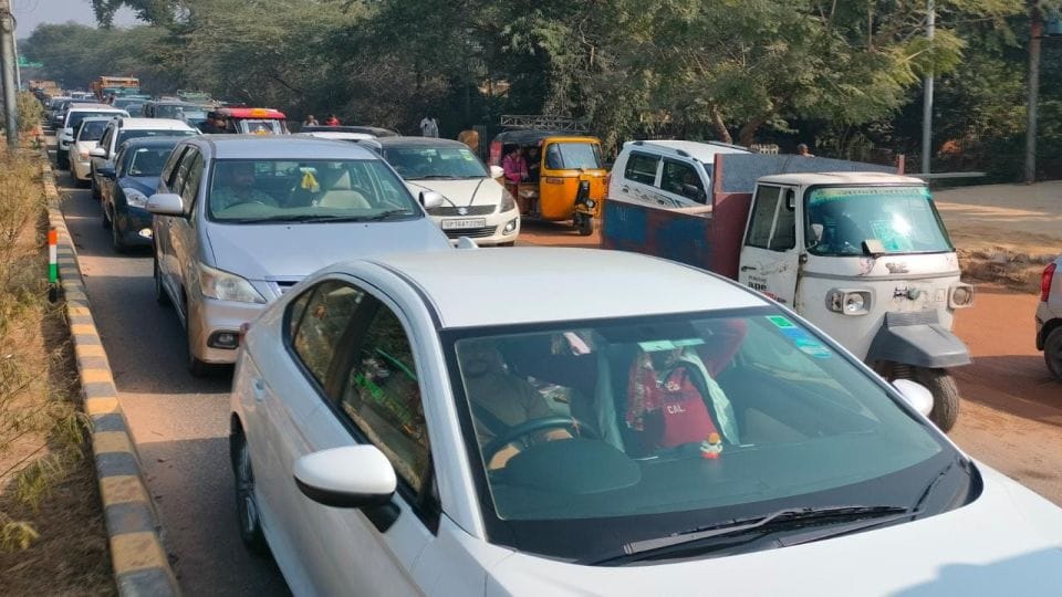 Six devotees fainted dur to huge crowd in Bankebihari temple vrindavan