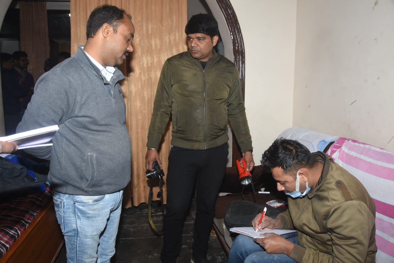 14 lakh robbery from mobile businessmans house in Kanpur