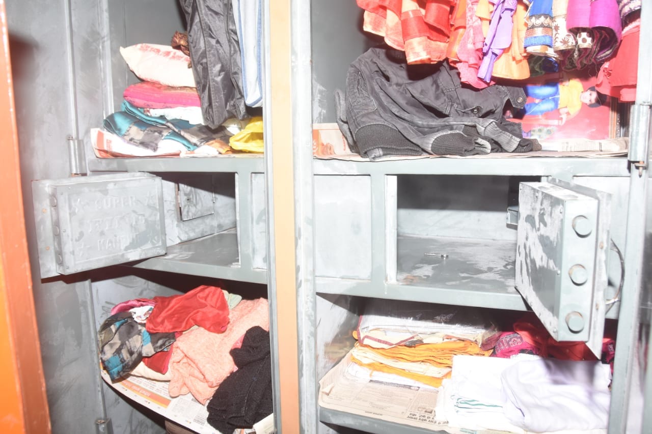 14 lakh robbery from mobile businessmans house in Kanpur