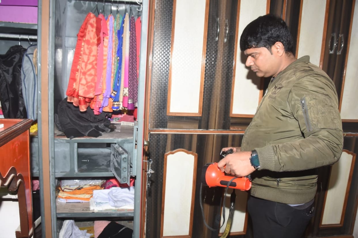 Kanpur: 14 lakh robbery case at mobile businessman house
