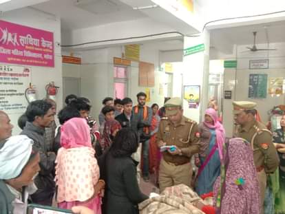 आक्रोशित परिजनों का समझाती पुलिस