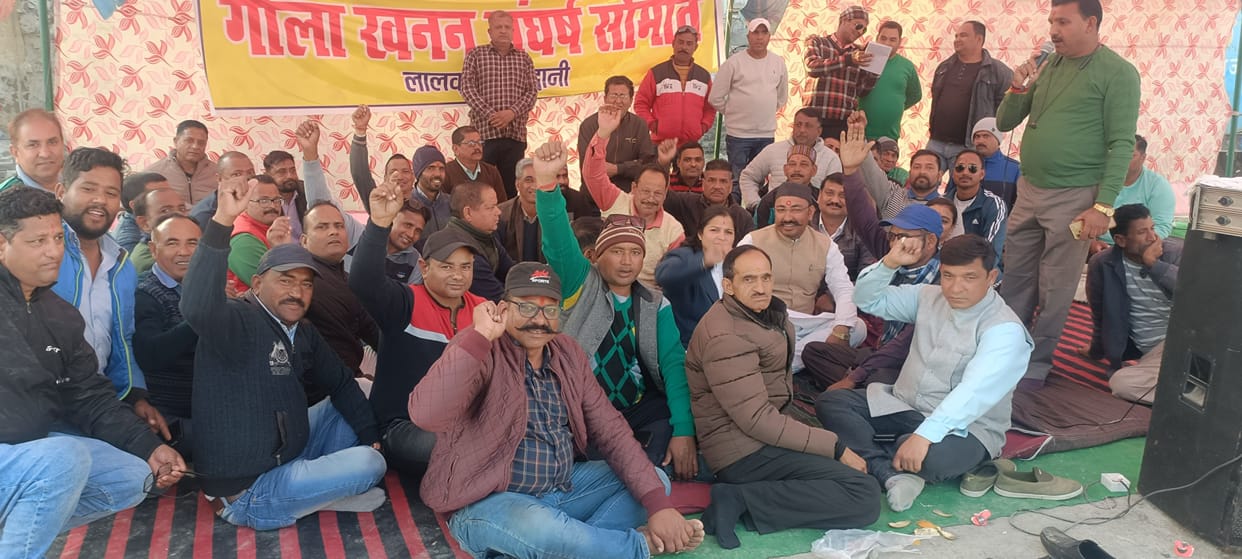 SDM talks with mining businessmen sitting on dharna regarding one state one royalty, demonstration will be held in Haldwani on Wednesday.