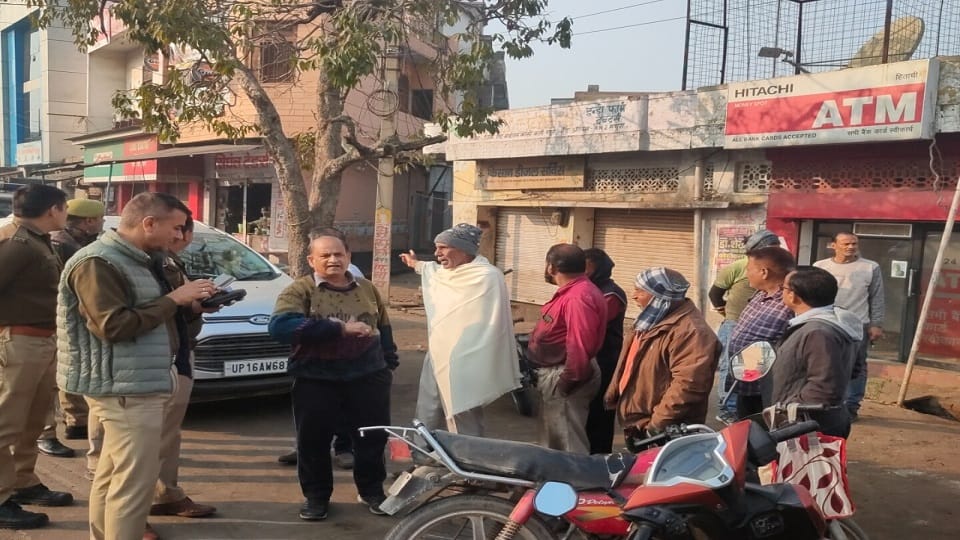 miscreants cut the ATM with a gas cutter could not take the cash in agra