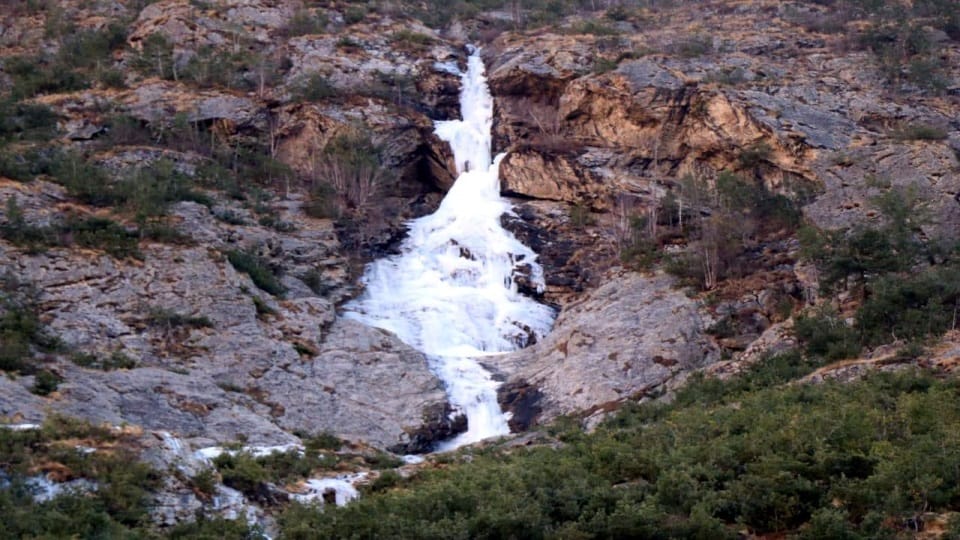 Uttarakhand winter 2022: river and waterfall frozen in Niti Valley after Bitter cold weather photos