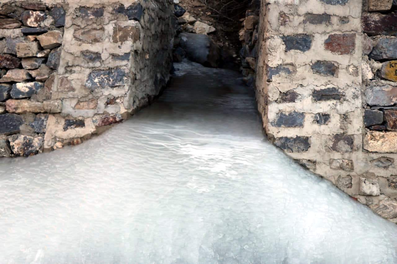 Uttarakhand winter 2022: river and waterfall frozen in Niti Valley after Bitter cold weather photos