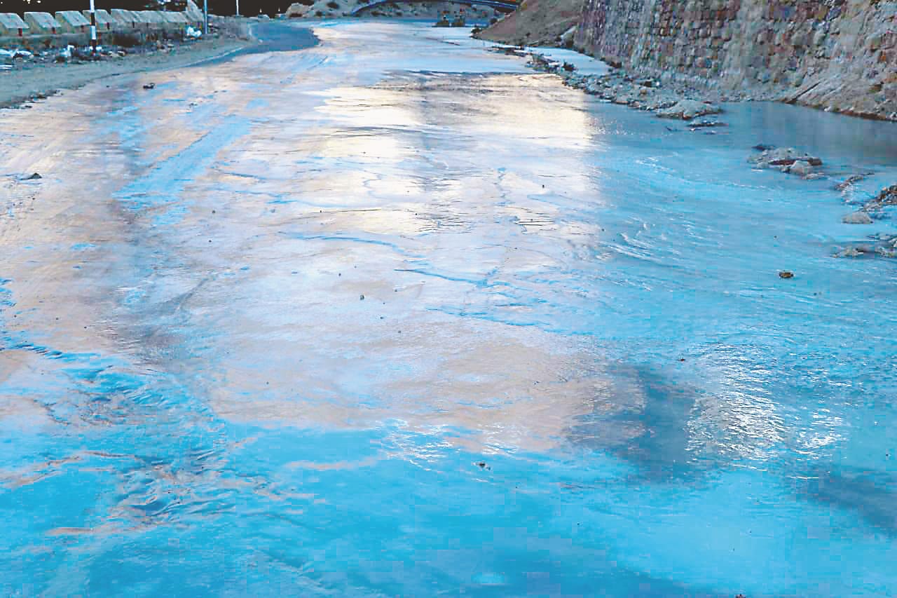 Uttarakhand winter 2022: river and waterfall frozen in Niti Valley after Bitter cold weather photos