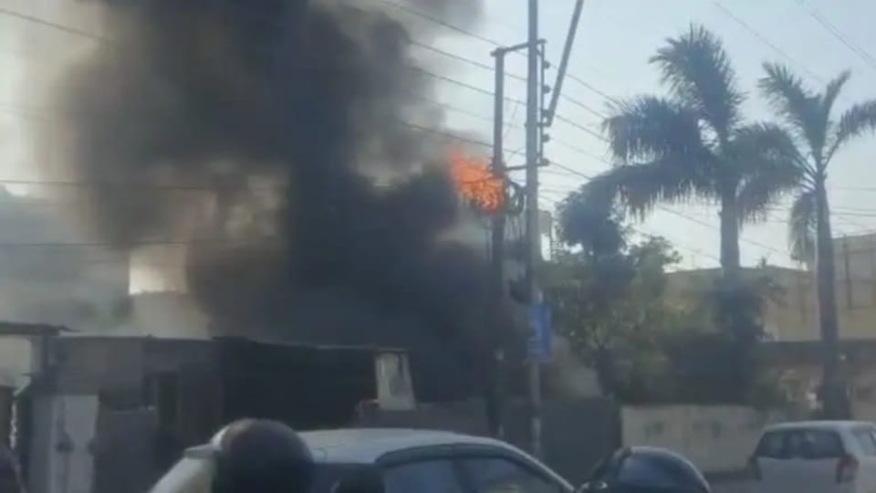Dehradun News: Fire broke out in cotton mattress plant due to LPG cylinder blast