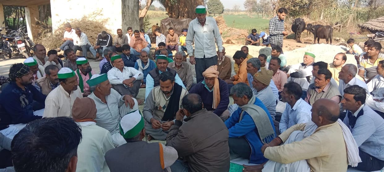 Farmers protest against cutting of cable of tube well