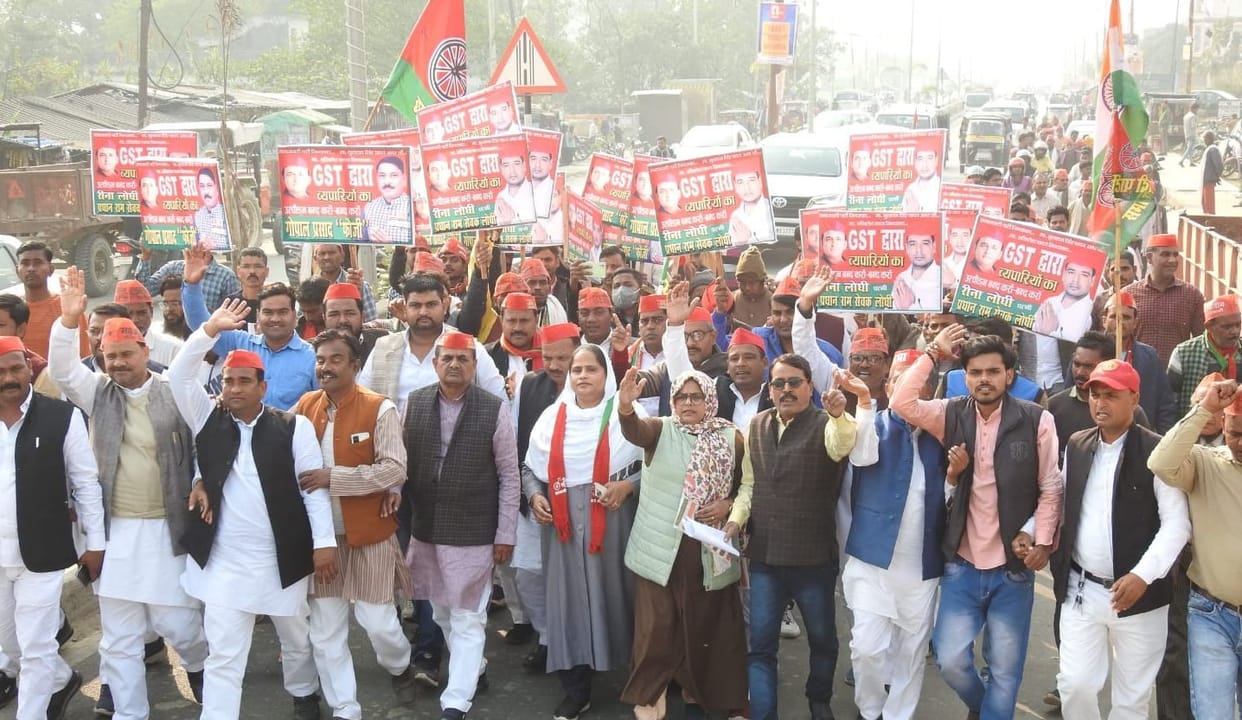 sp workers opened front against bjp