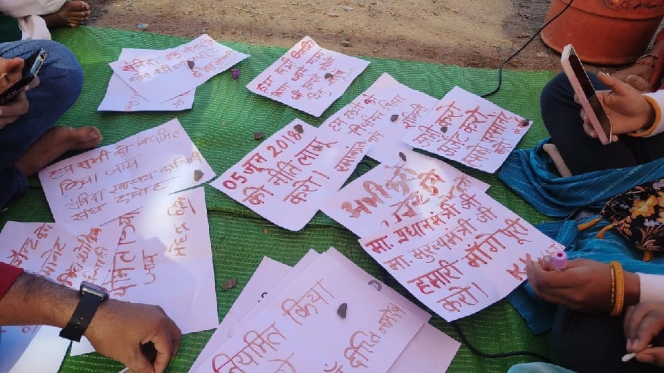 Damoh: Contract health workers wrote letters with blood to CM Shivraj, second day of strike