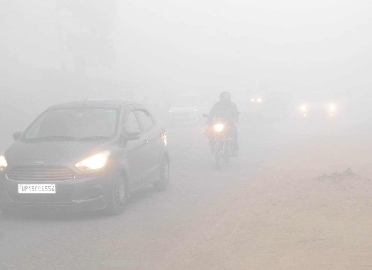 Dense fog stopped the speed of vehicles