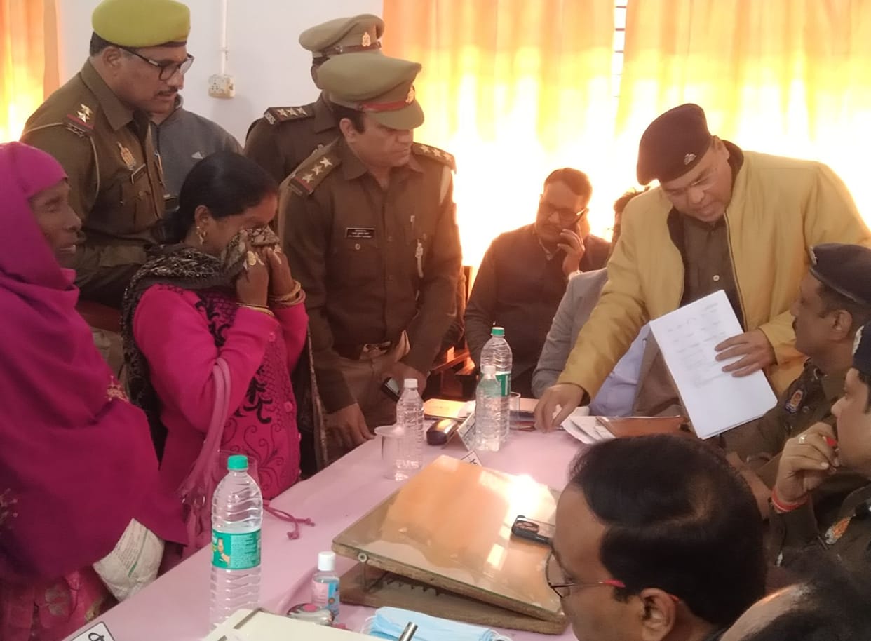 Woman crying in front of IG for recovery of sister in shahjahanpur