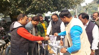 वाराणसी कचहरी मुख्यालय पर पठान फिल्म का विरोध